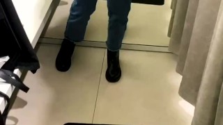 Мастурбация в примерочной