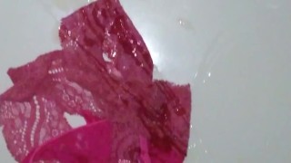 Chico se la jala en el baño de su trabajo