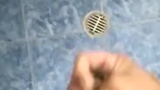 Español se masturba en el baño