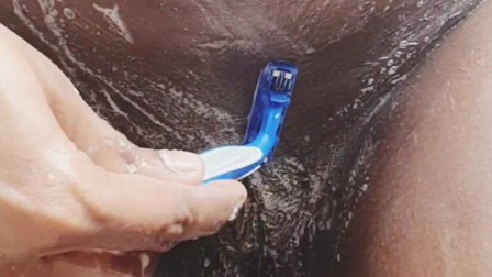 Pregnant wife shaving her pussy