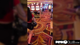 Charlotte Sartre inculata da Romeo Mancini al Caesars Palace