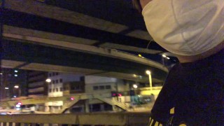 大阪の歩道橋で喋る太った男