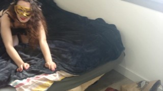 je me caresse comme une petite chatte