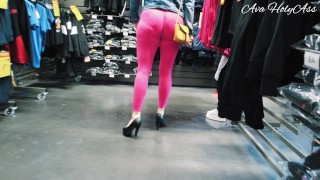 Leggings rose qui moule la chatt et les fesses en public