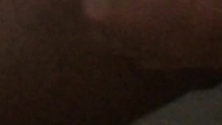 Hombre se masturba en el baño y se viene