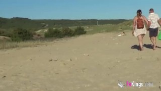 Pareja exhibicionista busca a corneadores en la playa