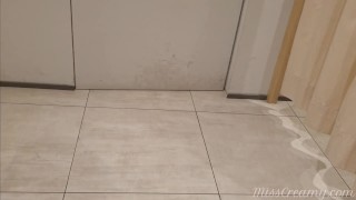 La mia sorellastra in camerino del centro commerciale senza mutande succhia il cazzo a uno studente 