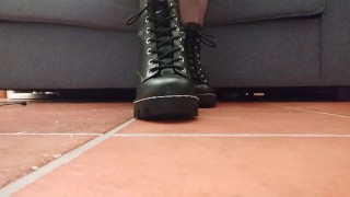 Lady Nymphelin want you: lick my feet, slave.
