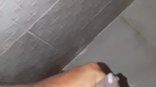 Me masturbo en el baño