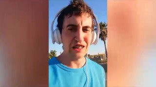 Puede ser pequeñita, pero se merienda un POLLÓN sin pensarlo!