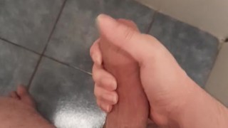 Me masturbo en la noche en el baño de mis padres