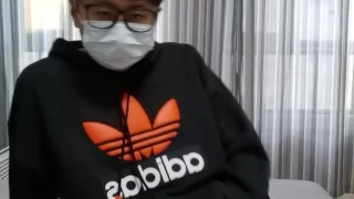 かわいい男の子は白い靴下と絶頂を着ています