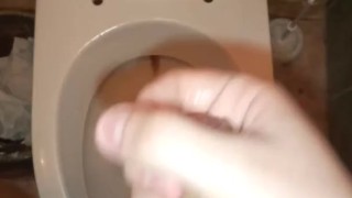 Фембой писает и дрочит свой член