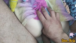 хороший миньет и прекрасный анальный секс с милой девушкой в ярком разноцветном костюме единорога