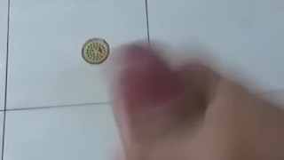  se pone cachondo mientras se ducha y se hace una paja