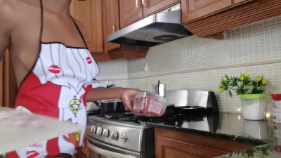 Cooking Slut - Hot Ebony Cook And Fuck In the Kitchen Extreme Squirt On the Table