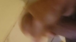 Me masturbo en el cuarto de mi hermanastra mientras ella esta en la sala