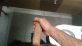 Paja rápida en el baño del gimnasio POV