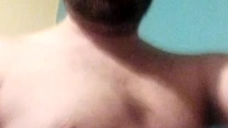 Fatboy chugging gainer shake made with melted ice cream (in Spanish)