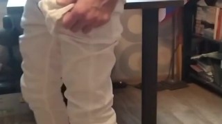 парень дрочит в белых джинсах