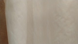 Sorprendo a mi compañera de piso masturbándose en la ducha