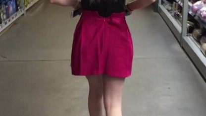 Свечу киской и попкой в магазине в юбке без трусиков