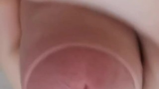 Возбужденный парень дрочит хуй и стонет во время просмотра порно