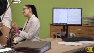 LOAN4K. Extraño, que trabaja en la oficina de préstamos, chica para sexo