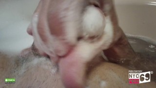 I jerk off in my bath