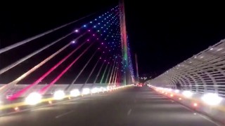 Puta no puede contener su gran chorro en el puente de la novena