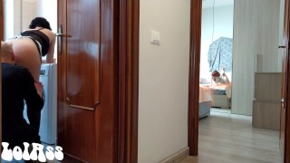  Prima si scopa la colf e poi distrugge il culo alla mogliettina - La colf in bagno di nascosto P.1 