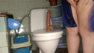 Curvy MILF pissing and fucking her dildo in the toilet