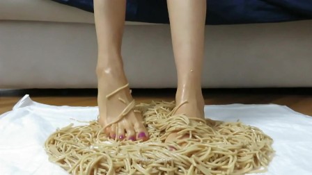 Spaghetti Pasta italian foot food crushing fetish