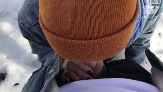 ОТСОСАЛА В СНЕЖНОМ ЛЕСУ НА ХОЛОДЕ ПОТОМУ ЧТО СИЛЬНО ХОТЕЛА СДЕЛАТЬ МИНЕТ СО СЛОВАМИ