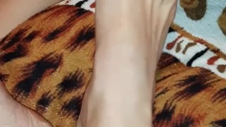 Вылизывает мои грязные ноги