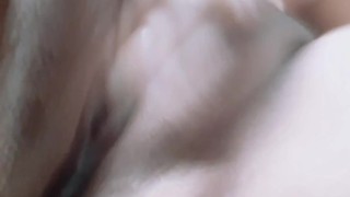 Orgasmo rápido enquanto os pais não estão em casa🌸💦