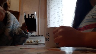 Сестра моей подруги так громко стонала, что мне захотелось трахаться, и я трахнулась с подругой