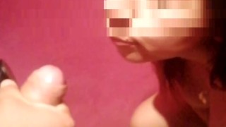 Chupando verga en probador, me llena la cara de semen frente a mi esposo