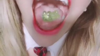 Vore Debora colegiala te encoge con sus besos - español