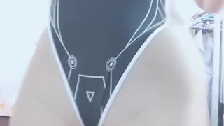 日本人女性がタイトな服を脱い