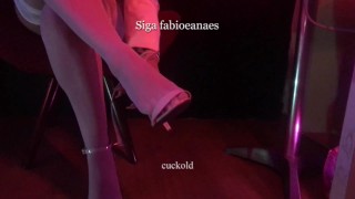 Hotwife se exibindo de salto alto e meias 7/8 para o corninho que te fetiches nos pézinhos dela