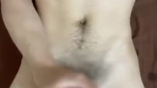 モデル体型の男子がグチュグチュローションオナニーで射精