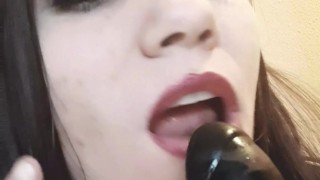 Latina hotwife se da masaje en aceite a chorros