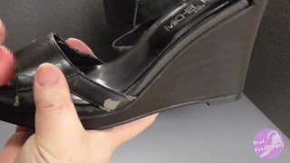 Shoe fetishism 靴フェチ　黒い合成皮革サンダルにぶっかける
