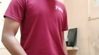 Alan Tokers sé masturba en él trabajó