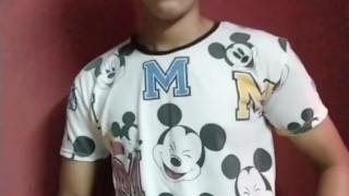 Alan Tokers sé despierta caliente y sé masturba