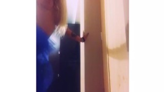 Голубоглазая красотка маструбирует на кухне