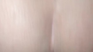 Фембой трахает попку с помощью дилдо на публике