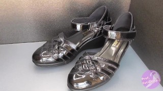 Shoe fetishism 靴フェチ　黒いサンダルにぶっかける