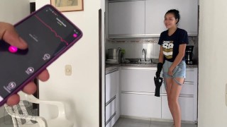 ACTIVO EL VIBRADOR DE MI EMPLEADA, MIENTRAS HACE MI ALMUERZO, VEAN SU REACTICON